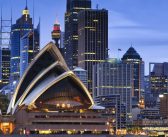 خدا بزرگتر یا کوچکتر؛ بنازم تواناست ..