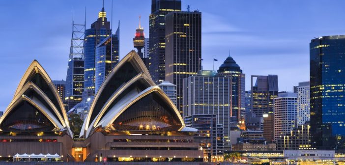 خدا بزرگتر یا کوچکتر؛ بنازم تواناست ..