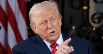 سوسک سیاه کنار بازی چرا؟؟ ها؟؟